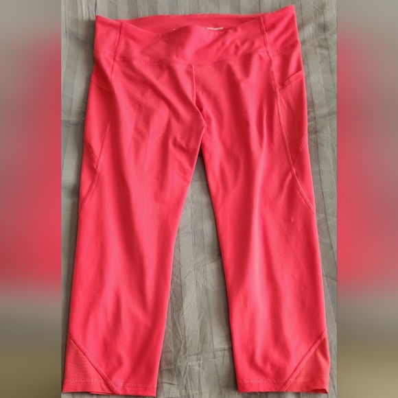 Pink Old Navy Capri Activewear Leggings - Picture 2 of 3
